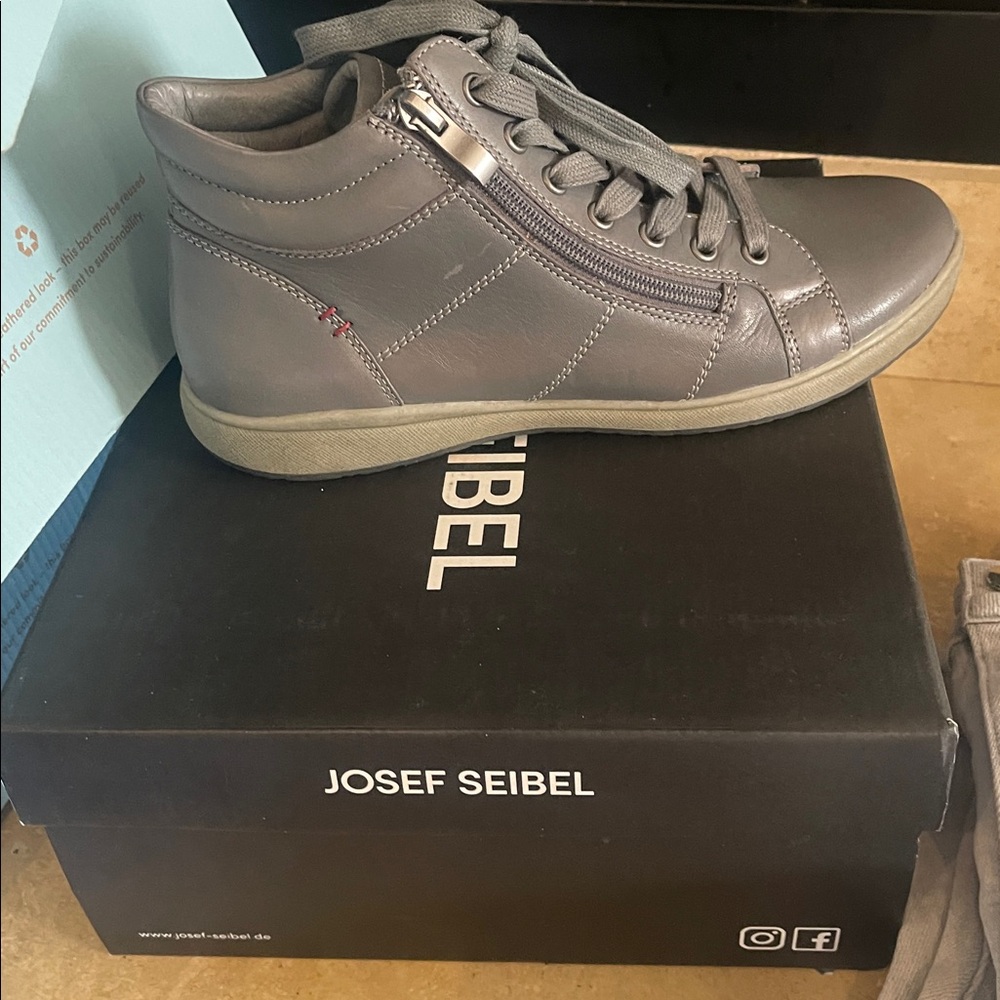 New in box Josef Seibel